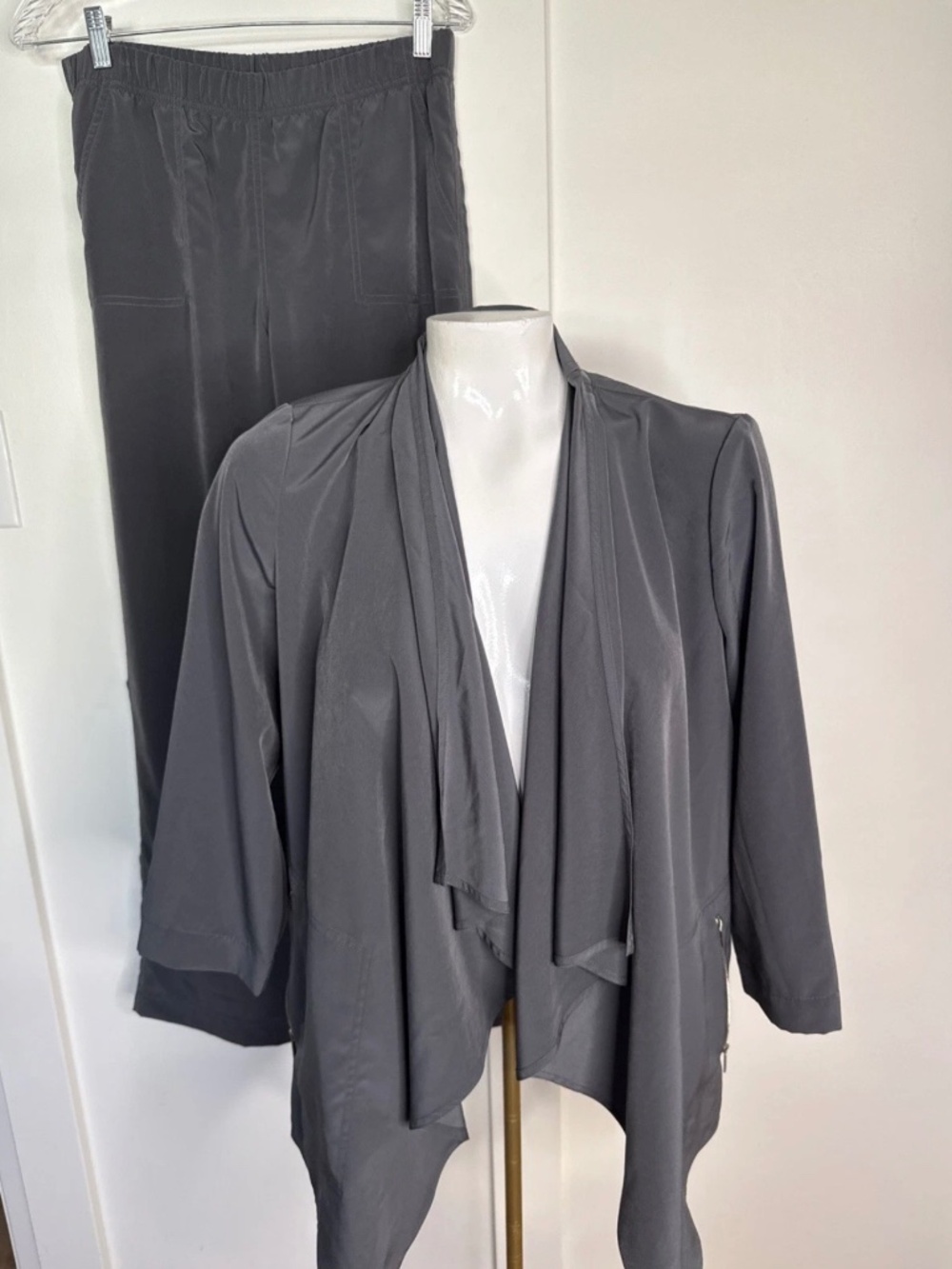 St. John Two Piece Casual Track Pants Open Front Draped Lightweight Jacket Gray